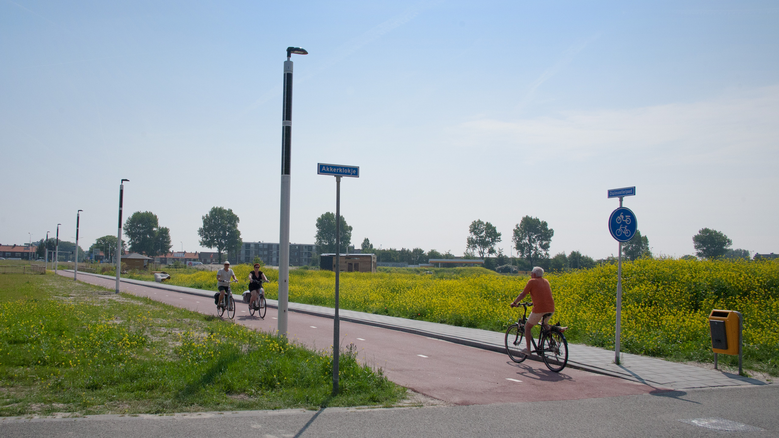 Soluxio solar streetlighting on bike path Soluxio solar streetlighting on bike path
