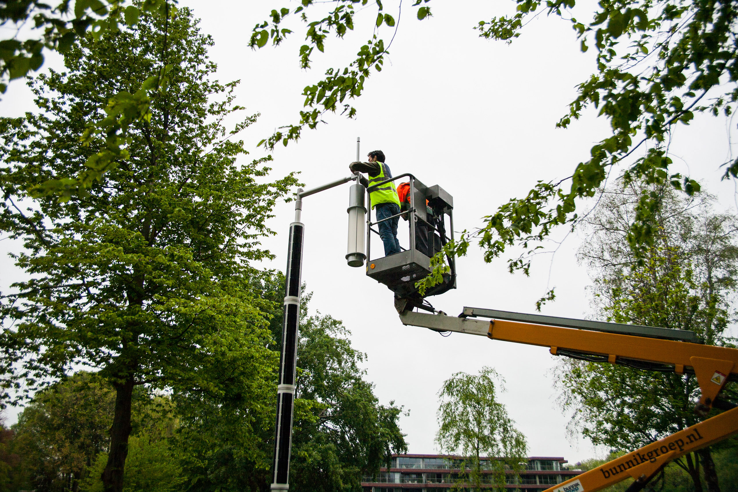 The Soluxio solar light pole is installed and up-and-running within 45 minutes